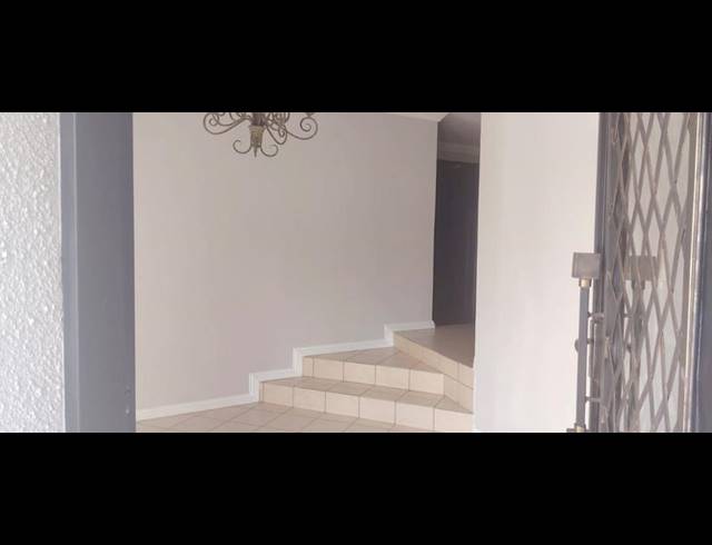 6 BEDROOM HOUSE FOR SALE IN NOORDHEUWEL